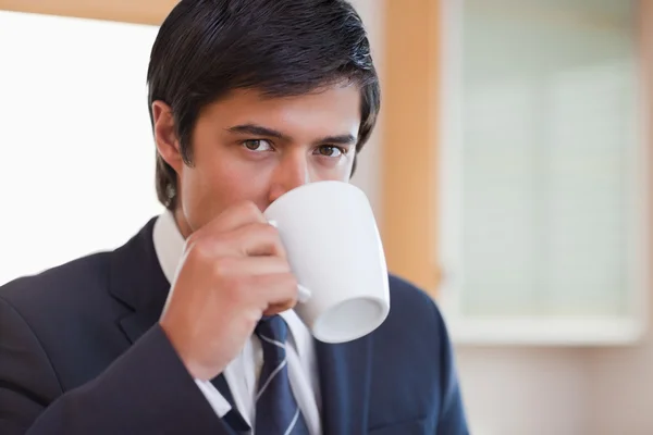 Nahaufnahme eines Geschäftsmannes, der Kaffee trinkt — Stockfoto