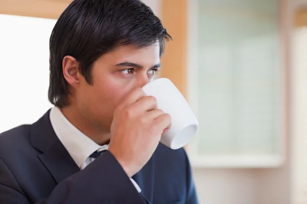 Närbild på en affärsman dricka te — Stockfoto