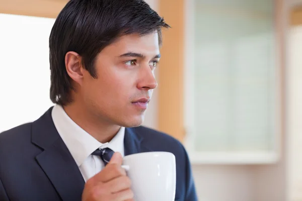 Close-up van een knappe zakenman drinken thee — Stockfoto