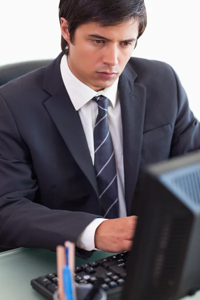 Porträt eines Geschäftsmannes, der mit einem Computer arbeitet — Stockfoto