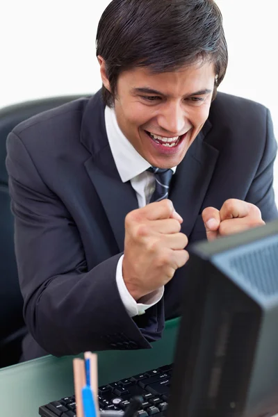 Retrato de um empresário alegre trabalhando com um computador — Fotografia de Stock
