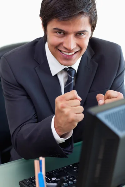 Retrato de um empresário satisfeito trabalhando com um computador — Fotografia de Stock