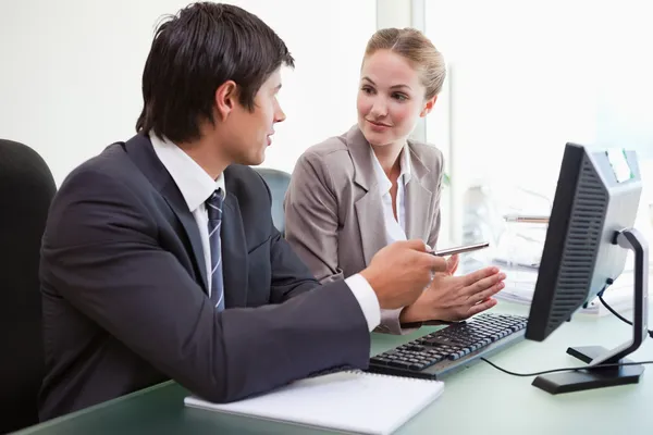 Equipe de negócios trabalhando com um computador — Fotografia de Stock