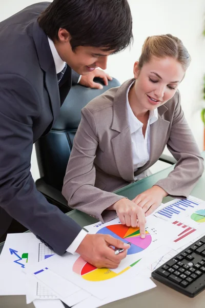 Portrait of a business team studying statistics — Stock Photo, Image