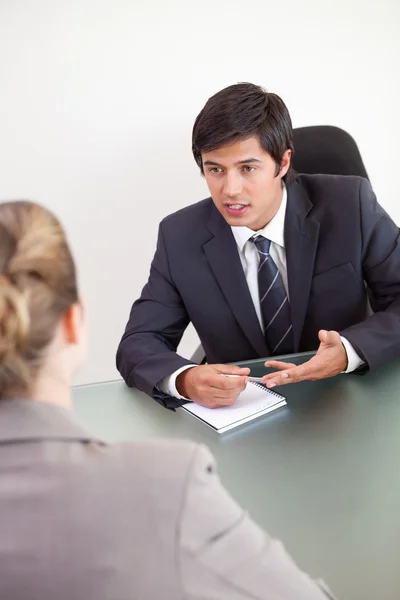 Retrato de un gerente entrevistando a una mujer solicitante — Foto de Stock