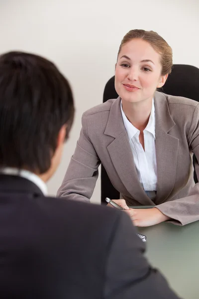 Retrato de um gerente entrevistando um candidato do sexo masculino — Fotografia de Stock