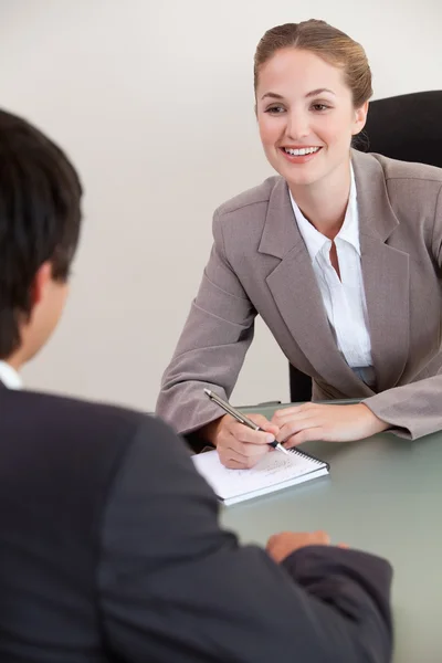 Retrato de un gerente sonriente entrevistando a un aspirante masculino — Foto de Stock
