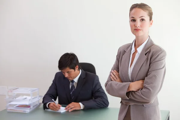 Busineswosman posa mentre il suo collega sta lavorando — Foto Stock