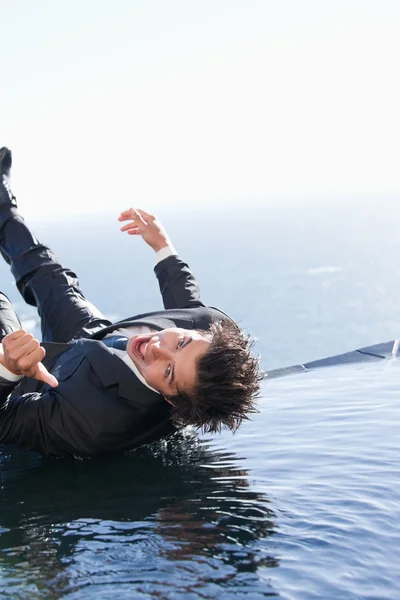 Портрет бизнесмена, падающего в воду — стоковое фото