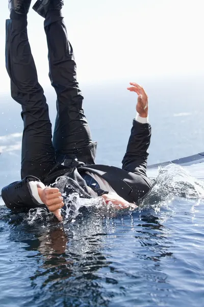 Porträt eines fröhlichen Geschäftsmannes, der ins Wasser fällt — Stockfoto