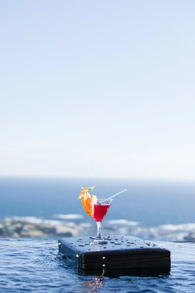 Porträtt av en cocktail på en portfölj — Stockfoto