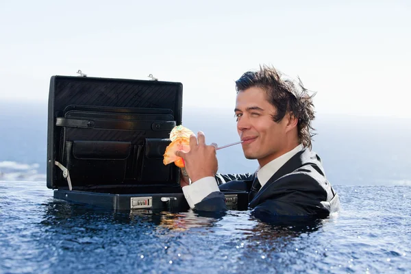Homme d'affaires buvant un cocktail — Photo