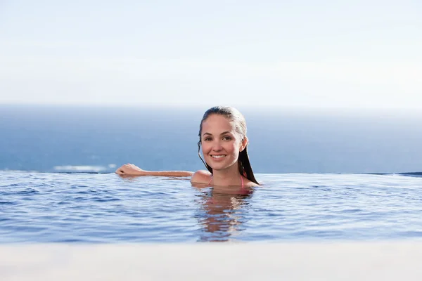 Vrouw in een zwembad — Stockfoto