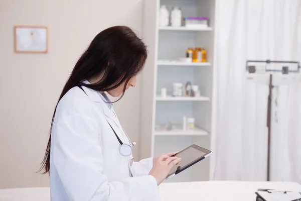 Läkaren använder en tablet-dator — Stockfoto