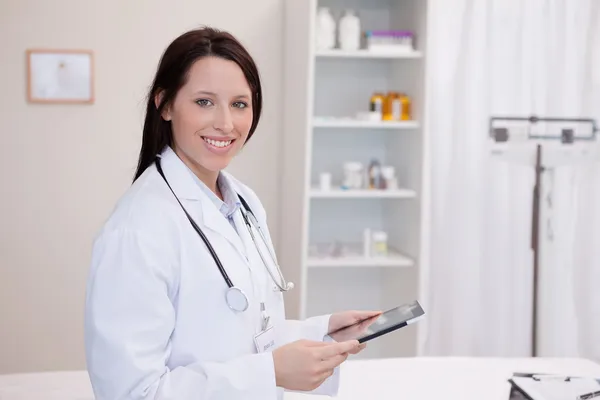Medico sorridente utilizzando un computer tablet — Foto Stock