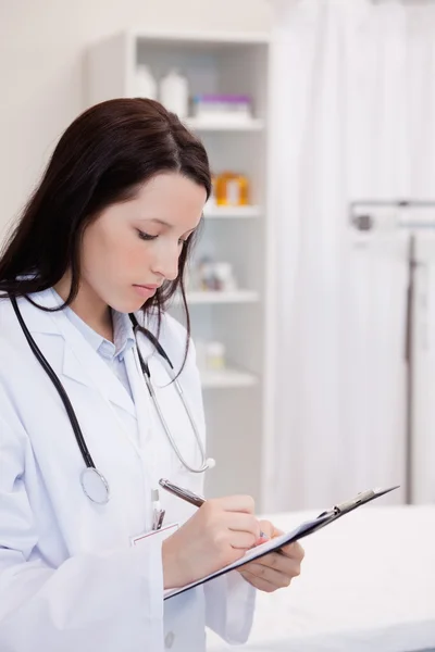 Kvinnliga läkare ta anteckningar — Stockfoto
