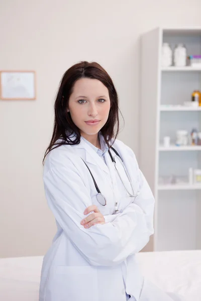Female physician with folded arms — Stock Photo, Image