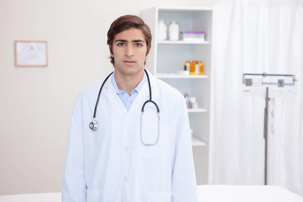 Medico maschio in piedi — Foto Stock