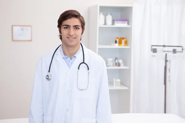 Sorrindo médico masculino em pé — Fotografia de Stock