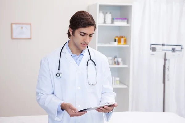 Male doctor working on tablet — Stock Photo, Image