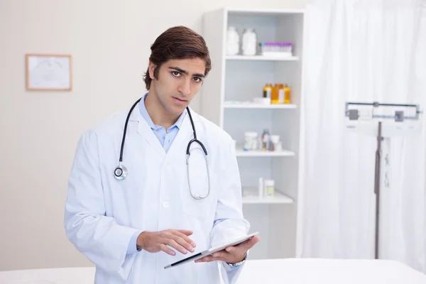 Manliga läkare använder tablet — Stockfoto