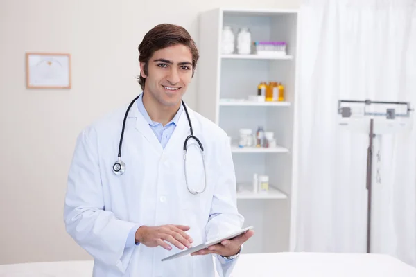 Uśmiechnięty mężczyzna lekarz za pomocą tabletu — Zdjęcie stockowe