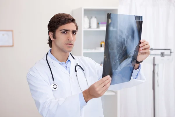 Médico do sexo masculino analisando raio-X — Fotografia de Stock