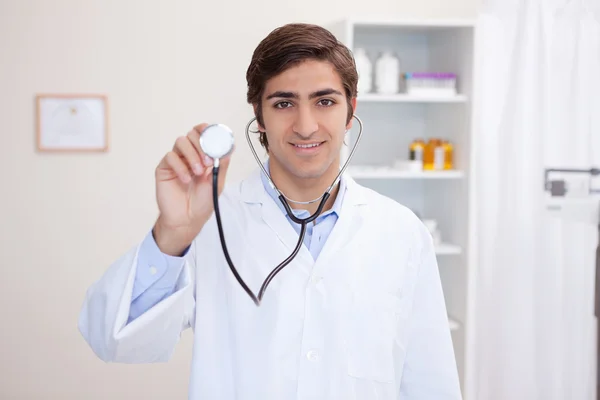 男性の医師が聴診器を使用します。 — ストック写真