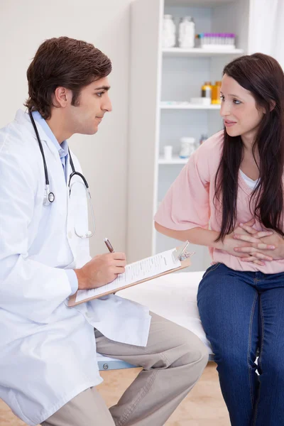 Médico masculino conversando com paciente — Fotografia de Stock