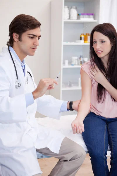 Doctor about to give an injection to patient — Stock Photo, Image