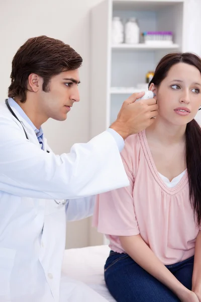 Orvos megvizsgálja a beteg fülébe — Stock Fotó