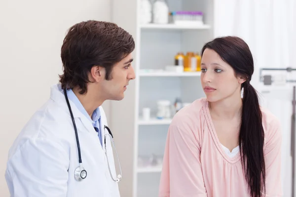 Doutor conversando com seu paciente — Fotografia de Stock