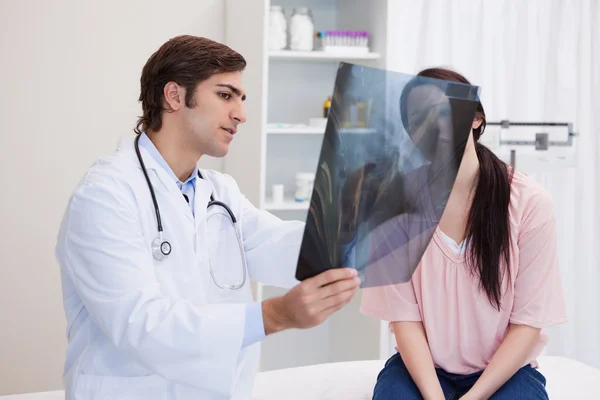 Doctor analizando rayos X con su paciente — Foto de Stock