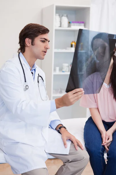 Arzt analysiert Röntgenbild mit seinem Patienten — Stockfoto