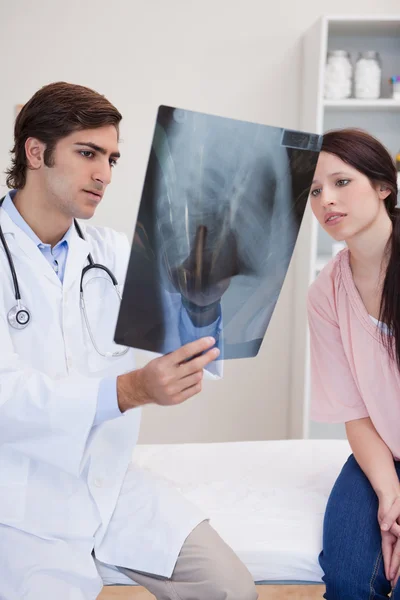 Lékař a pacient spolu při pohledu na x-ray — Stock fotografie
