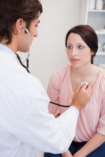 Dokter die zijn patiënten een hartslag geeft — Stockfoto