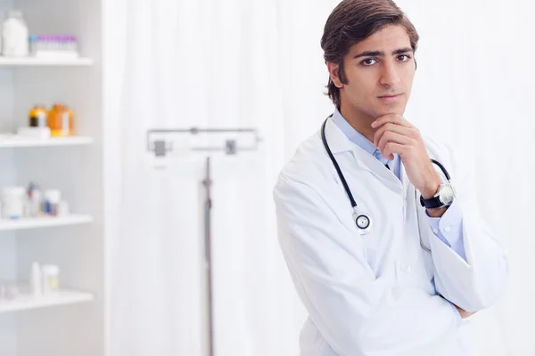 Male doctor standing in examination room — Stock Photo, Image