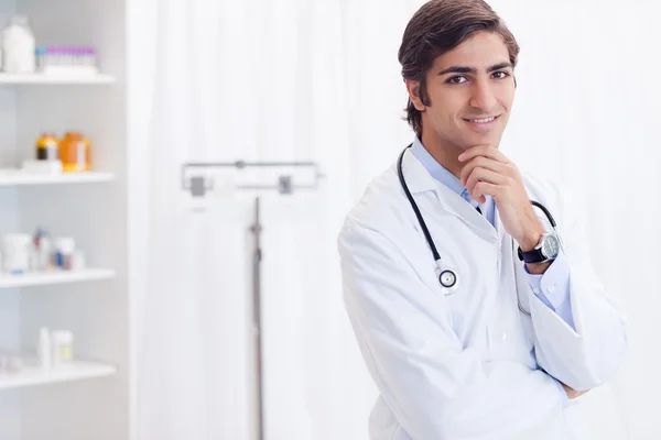 Lekarz stoi w jego sali egzaminacyjnej — Zdjęcie stockowe