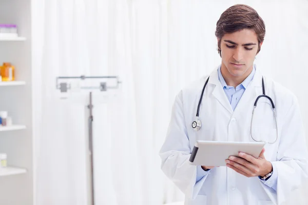 Médico trabajando en tableta — Foto de Stock