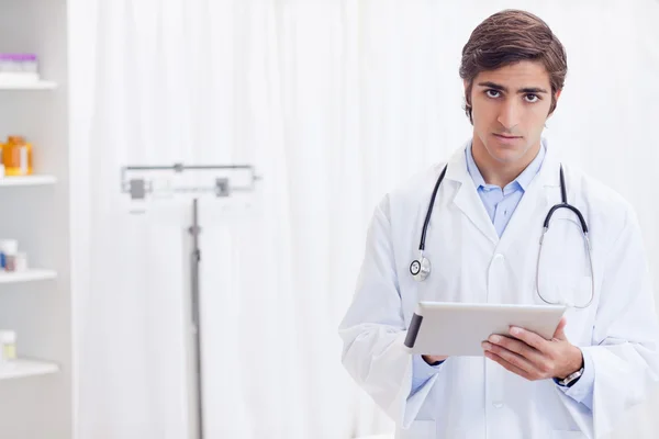 Doktor s jeho tablet pc — Stock fotografie