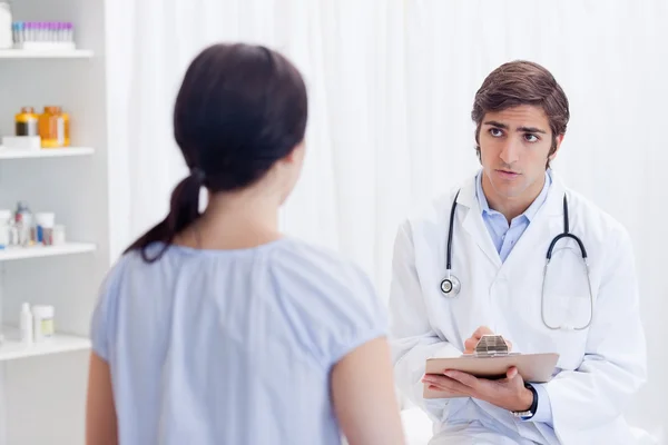 Doktor hasta ile konuşmak — Stok fotoğraf