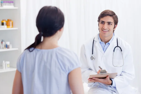 Lachende arts praten met patiënt — Stockfoto