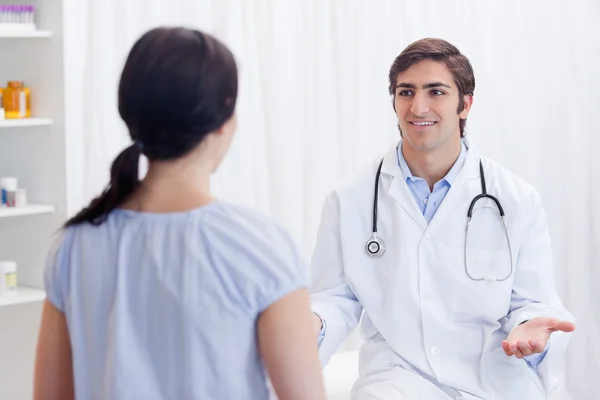 Läkare att ha ett samtal med patienten — Stockfoto