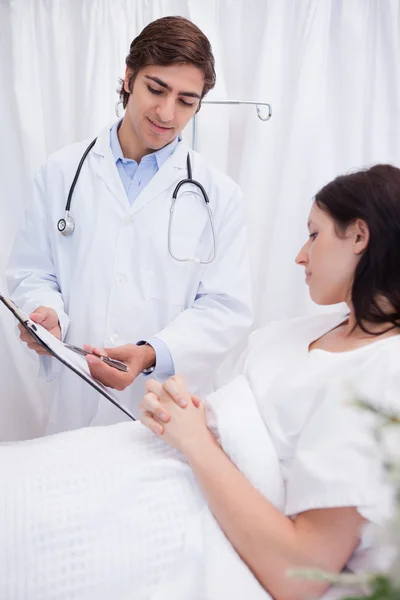 Doctor explaining surgery to his patient — Stock Photo, Image