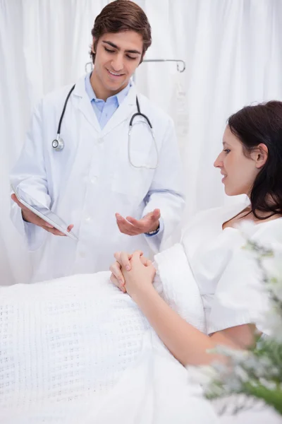 Médico hablando con el paciente sobre los resultados del examen —  Fotos de Stock