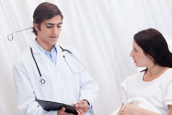 Médico e paciente falando sobre os resultados do exame — Fotografia de Stock