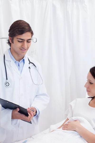Paciente e médico falando sobre os resultados do exame — Fotografia de Stock