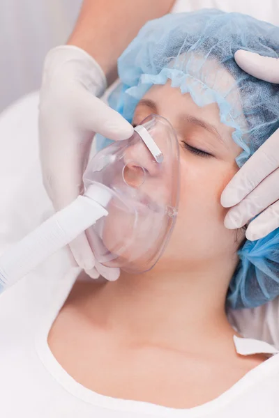 Female patient with oxygen mask — Stock Photo, Image