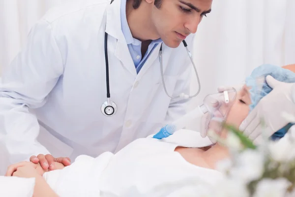Doctor examining intensive care patient — Stock Photo, Image
