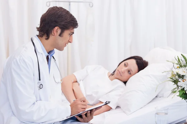 Doctor talking to his patient that just woke up — Stock Photo, Image